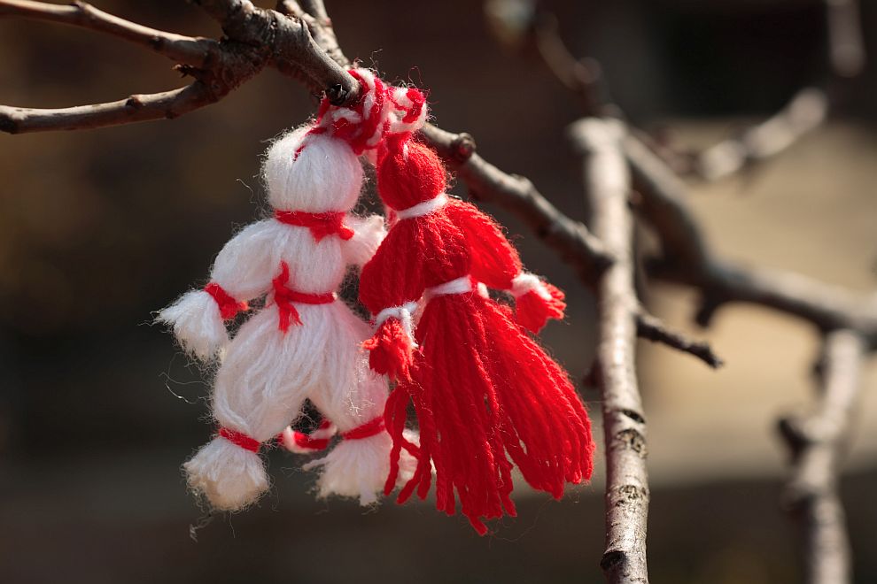 На 1 март празнуваме Баба Марта - един от най-почитаните български обичаи с хилядолетна традиция. На този ден хората, дърветата и животните се закичват за здраве и успех с мартеници, направени от пресукан бял и червен конец. Те се носят до 9 март - църковния празник на Свети 40 мъченици или до 25 март - Благовещение. Мартеницата може да се свали и при първото виждане на щъркел, на лястовица, кукувица или на цъфнало дърво.