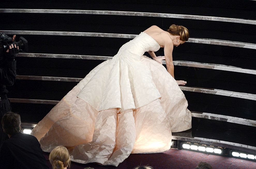  През 2013 година Дженифър Лорънс се спъва и пада на път към сцената, с цел да одобри премията си за най-хубава актриса за ролята в 