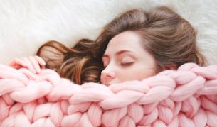 Завивайте се с тежки одеяла, докато спите. Вижте защо