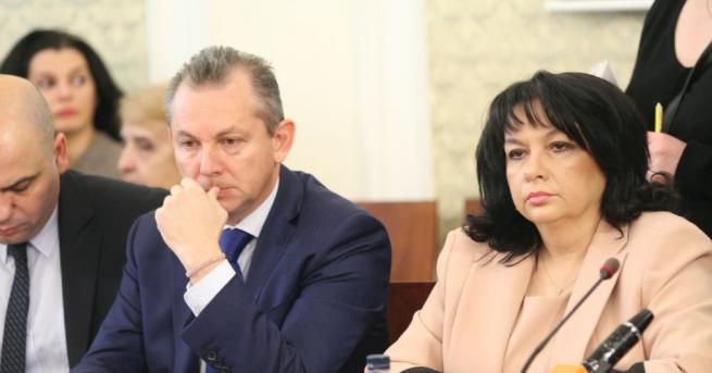 Лидерът на БСП Корнелия Нинова и председателят на ПГ на