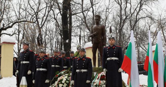 Властта почете паметта на легендарния полковник Борис Дрангов Властта отдаде