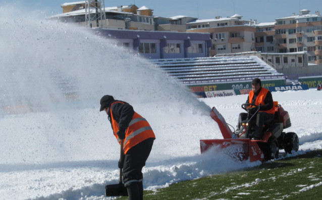 Активна работа по почистването на терена на стадион „Ивайло“ кипи