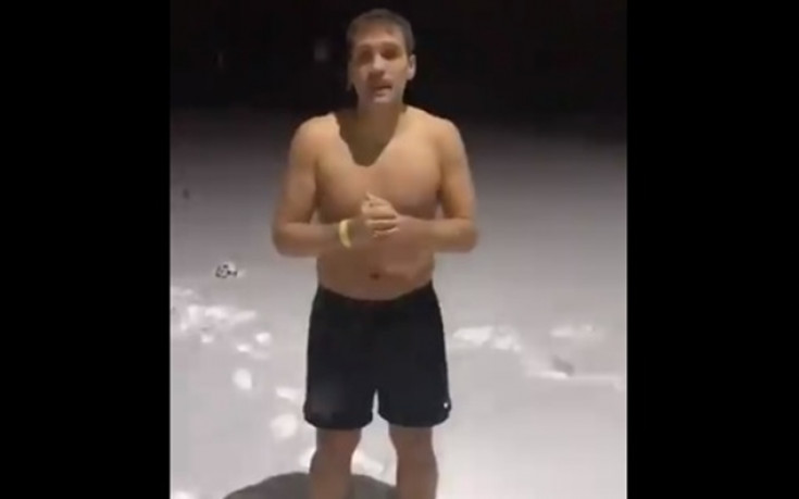 Стилиян Петров се хвърли гол в снега заради силна кауза