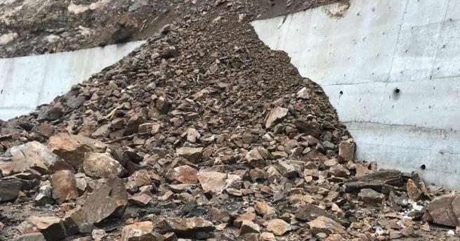 Свличане на земна маса и стесняване на една от лентите