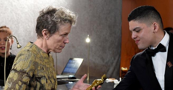 Мъж бе арестуван защото откраднал наградата Оскар за най добра актриса