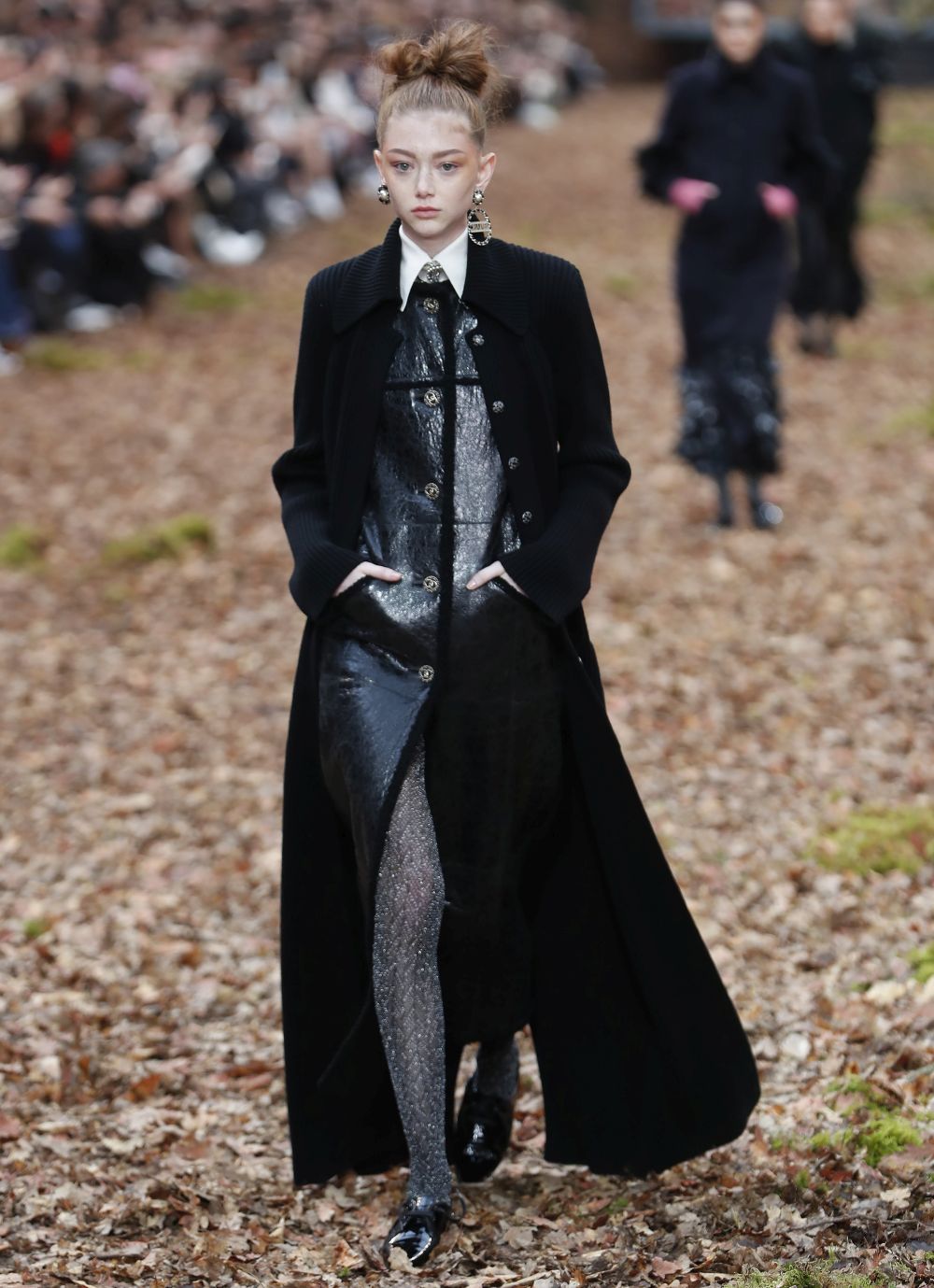 <strong>Карл Лагерфелд </strong>облече манекенките в<strong> дрехи с щамповани листа </strong>за ревюто, което<strong> възпя есента насред мъглива гора в Гран пале в Париж.</strong><br />
 <br />
В колекцията есен/зима, представена през последния ден на<strong> Парижката седмица на модата</strong>, има някои доста непрактични облекла за разходка сред природата, като златисти ботушки или черната рокличка. Престижната френска модна къща обаче предложи и някои удобни и топли модели - от ватирани панталони и кожени пончо до палта с пера по маншетите.<br />
 <br />
Характерните костюми от туид през следващата зима ще са с по-дълги тесни поли. Най-впечатляващи бяха палтата - дълги, с щамповани листа в комбинация със синьо и розово, или зелено и оранжево.<br />
 