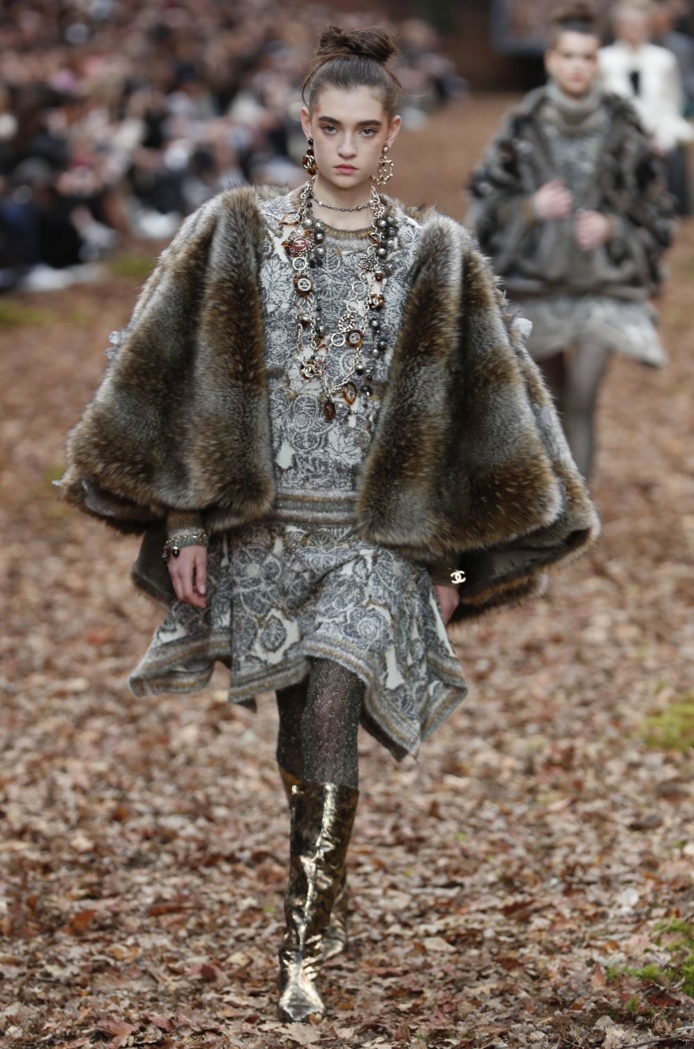 <strong>Карл Лагерфелд </strong>облече манекенките в<strong> дрехи с щамповани листа </strong>за ревюто, което<strong> възпя есента насред мъглива гора в Гран пале в Париж.</strong><br />
 <br />
В колекцията есен/зима, представена през последния ден на<strong> Парижката седмица на модата</strong>, има някои доста непрактични облекла за разходка сред природата, като златисти ботушки или черната рокличка. Престижната френска модна къща обаче предложи и някои удобни и топли модели - от ватирани панталони и кожени пончо до палта с пера по маншетите.<br />
 <br />
Характерните костюми от туид през следващата зима ще са с по-дълги тесни поли. Най-впечатляващи бяха палтата - дълги, с щамповани листа в комбинация със синьо и розово, или зелено и оранжево.<br />
 