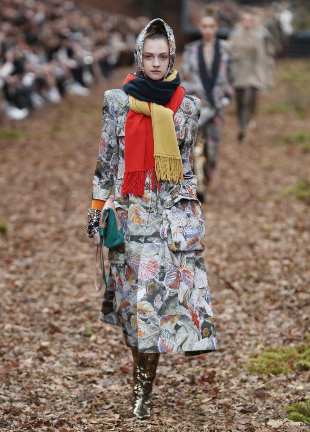 <strong>Карл Лагерфелд </strong>облече манекенките в<strong> дрехи с щамповани листа </strong>за ревюто, което<strong> възпя есента насред мъглива гора в Гран пале в Париж.</strong><br />
 <br />
В колекцията есен/зима, представена през последния ден на<strong> Парижката седмица на модата</strong>, има някои доста непрактични облекла за разходка сред природата, като златисти ботушки или черната рокличка. Престижната френска модна къща обаче предложи и някои удобни и топли модели - от ватирани панталони и кожени пончо до палта с пера по маншетите.<br />
 <br />
Характерните костюми от туид през следващата зима ще са с по-дълги тесни поли. Най-впечатляващи бяха палтата - дълги, с щамповани листа в комбинация със синьо и розово, или зелено и оранжево.<br />
 