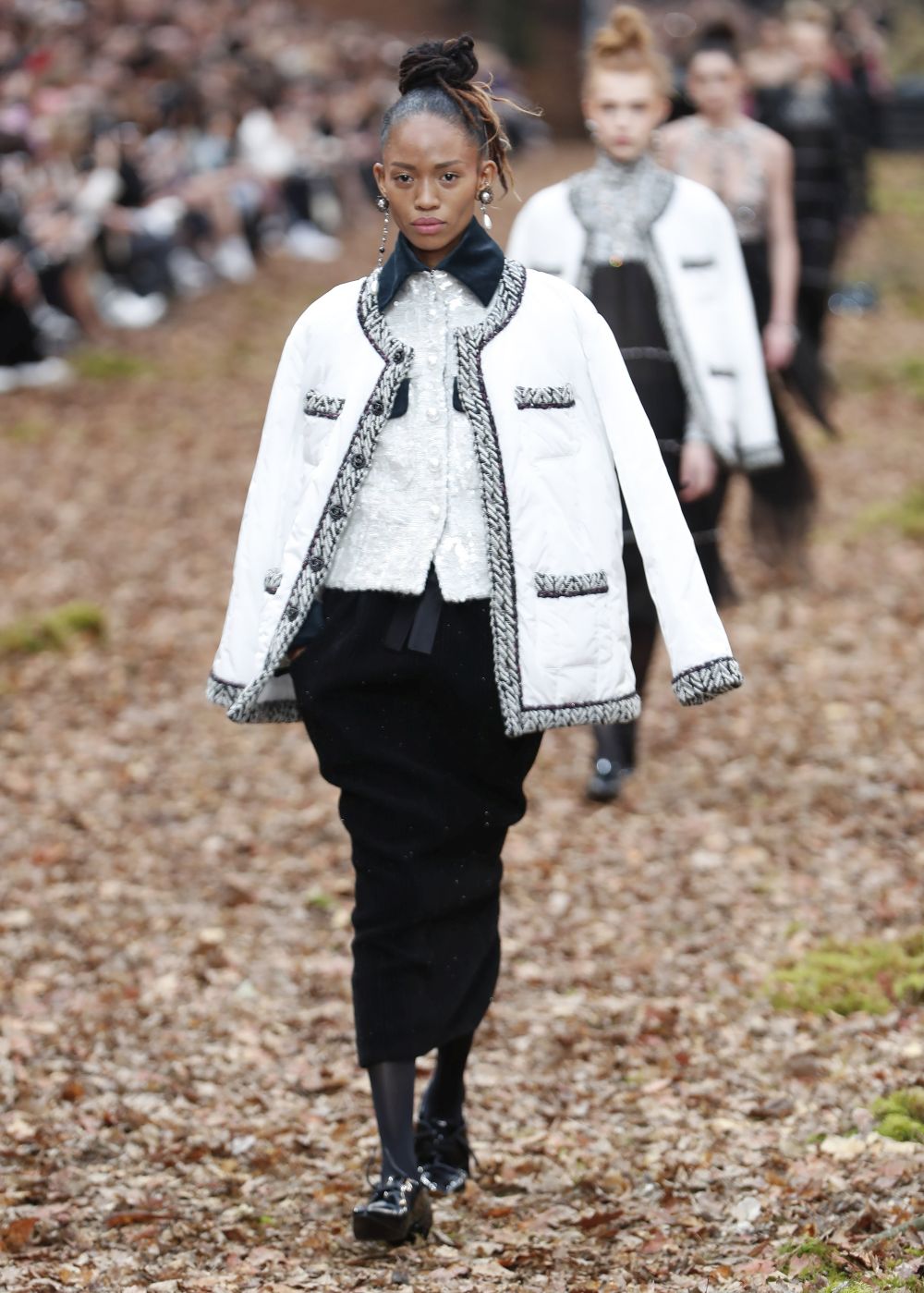 <strong>Карл Лагерфелд </strong>облече манекенките в<strong> дрехи с щамповани листа </strong>за ревюто, което<strong> възпя есента насред мъглива гора в Гран пале в Париж.</strong><br />
 <br />
В колекцията есен/зима, представена през последния ден на<strong> Парижката седмица на модата</strong>, има някои доста непрактични облекла за разходка сред природата, като златисти ботушки или черната рокличка. Престижната френска модна къща обаче предложи и някои удобни и топли модели - от ватирани панталони и кожени пончо до палта с пера по маншетите.<br />
 <br />
Характерните костюми от туид през следващата зима ще са с по-дълги тесни поли. Най-впечатляващи бяха палтата - дълги, с щамповани листа в комбинация със синьо и розово, или зелено и оранжево.<br />
 