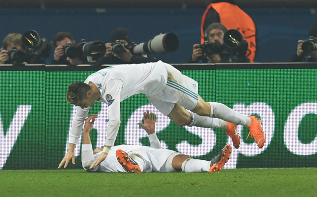Футболистите на Реал Мадрид отпразнуваха с феновете си елиминирането на