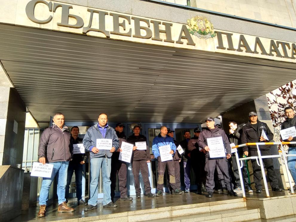 Протест на надзиратели и съдебни охранители пред Съдебната палата в Добрич