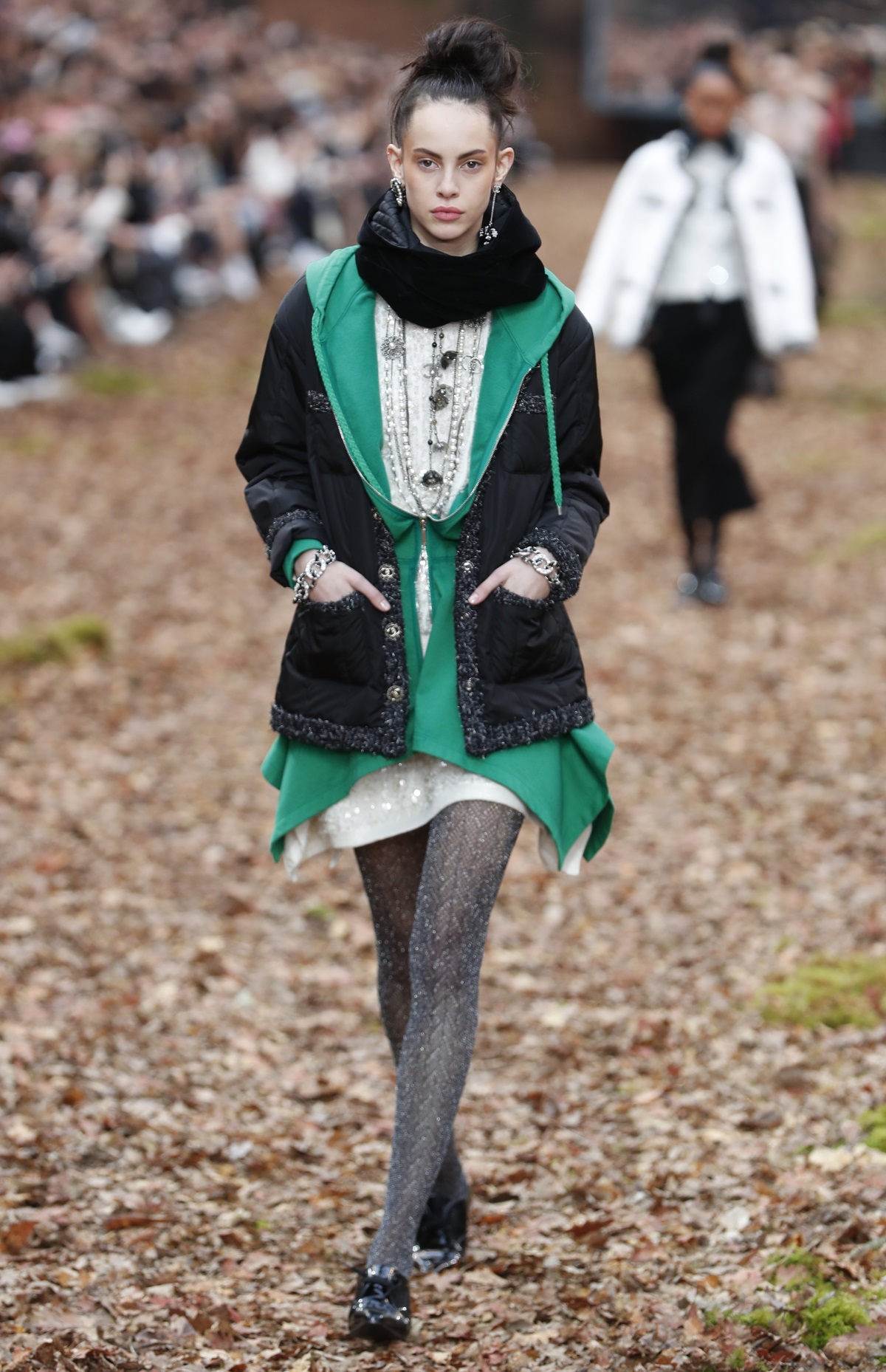 Карл Лагерфелд облече манекенките в дрехи с щамповани листа за ревюто, което възпя есента насред мъглива гора в Гран пале в Париж. В колекцията есен/зима, представена през последния ден на Парижката седмица на модата, има някои доста непрактични облекла за разходка сред природата, като златисти ботушки или черната рокличка, която демонстрира дъщерята на Синди Крауфорд - 16-годишната Кая Гербер.
