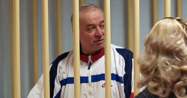 Бивш руски шпионин Сергей Скрипал дъщеря му и британски полицай