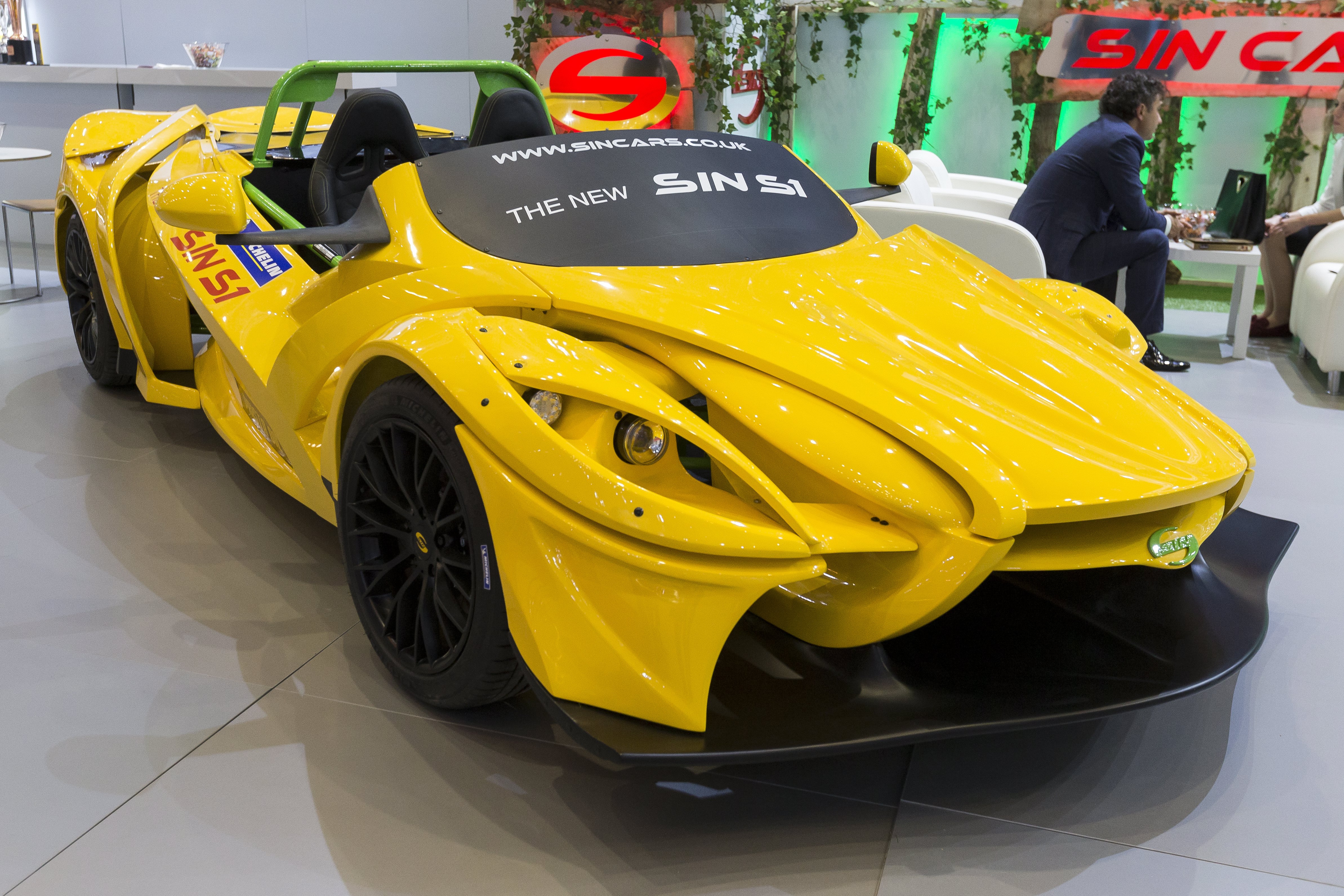Жълтият S1 няма аналог на салона, тъй като представлява своеобразно автомобилно „Лего”. Определението на Росен Даскалов за това му творение е „достъпен модулен автомобил”.
