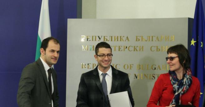 Администрациите злоупотребяват със сроковете за различни услуги Правителството призна че