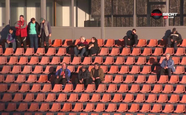 Футбол в прекрасно време, но само пред 44 зрители