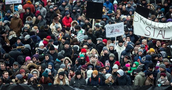 Най малко 10 000 души протестират в Братислава срещу корупцията и