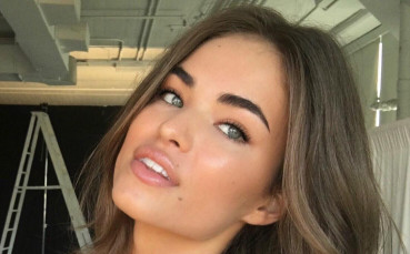 Красавица по бански украси известно спортно списание