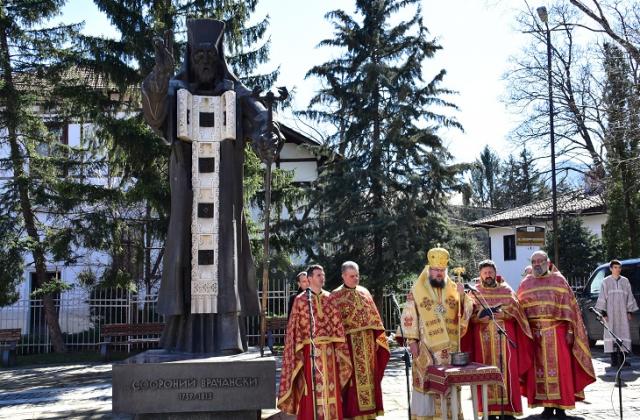 Врачанският митрополит Григорий и свещеници от града отслужват молебен пред паметника на св. Софроний Врачански.