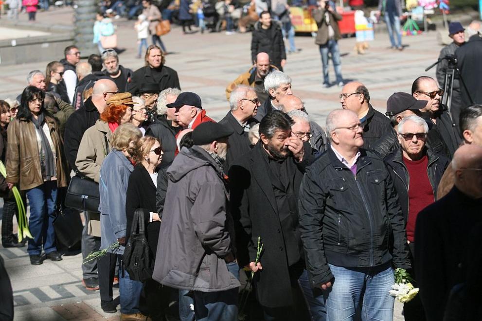  Стотици хора си взеха последно довиждане с обичания Бате Николай 