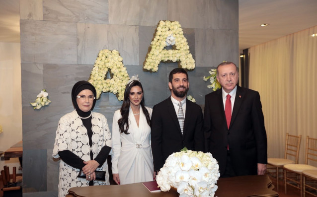 Турският президент Реджеп Ердоган кумува на сватбата на полузащитника Арда