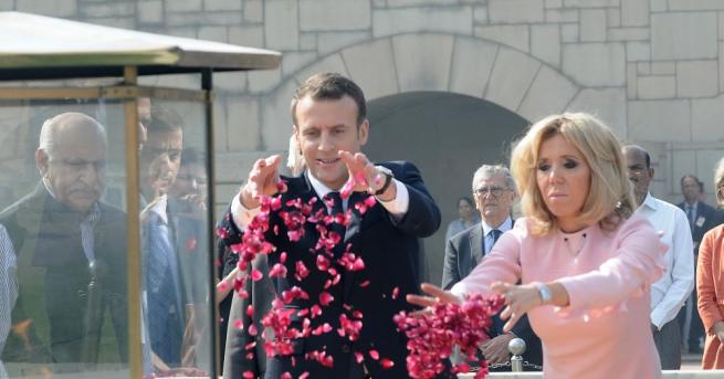 Президентът на Франция Еманюел Макрон и съпругата му Бриджит отнесоха