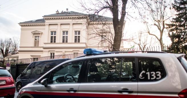 Мъж се е опитал да измъкне полицай от колата му