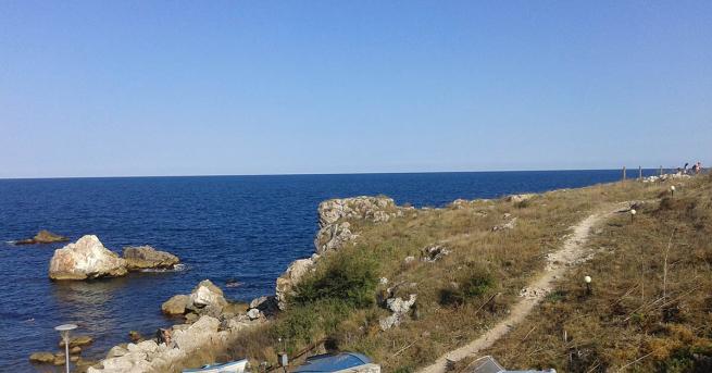 Строителство до живописните скали на брега в село Тюленово За