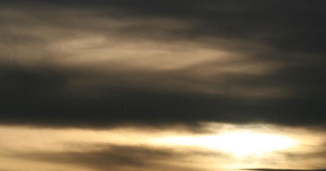 През нощта с преминаването на бърз студен атмосферен фронт от