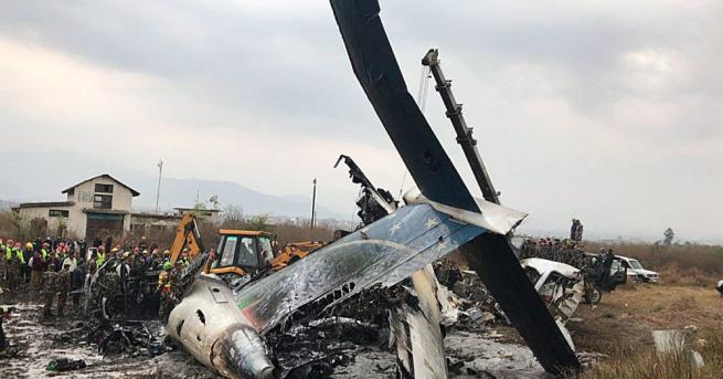 Пътнически самолет се разби при кацане на международното летище на