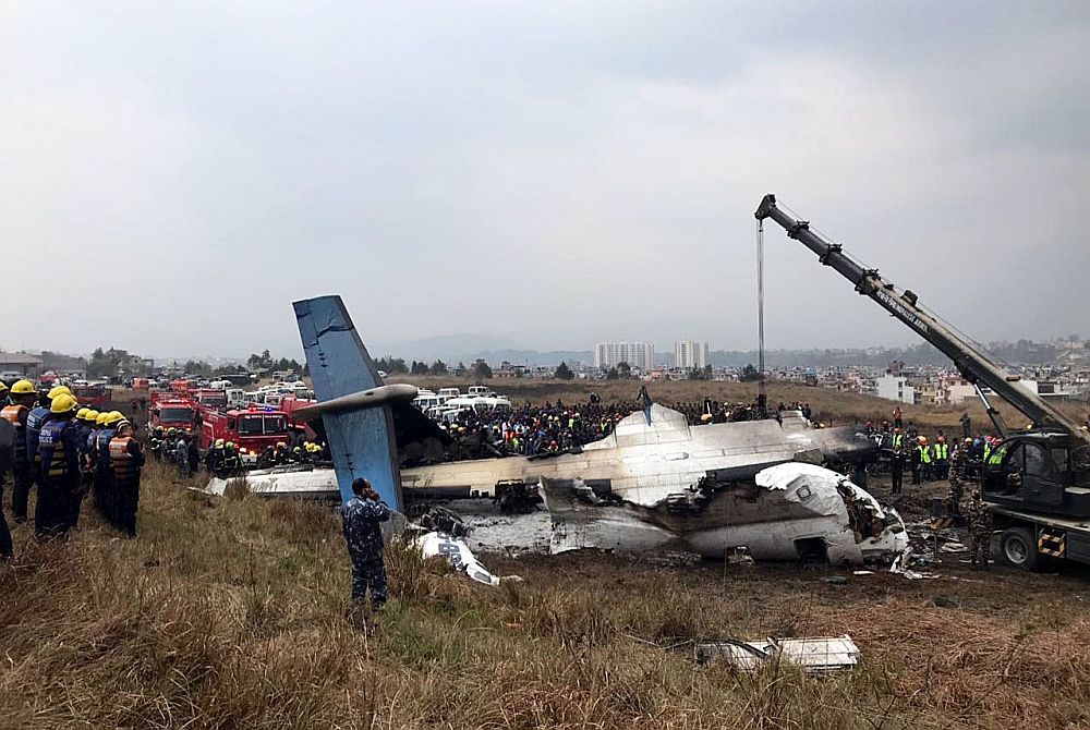 Пътнически самолет се разби при кацане на международното летище на непалската столица Катманду