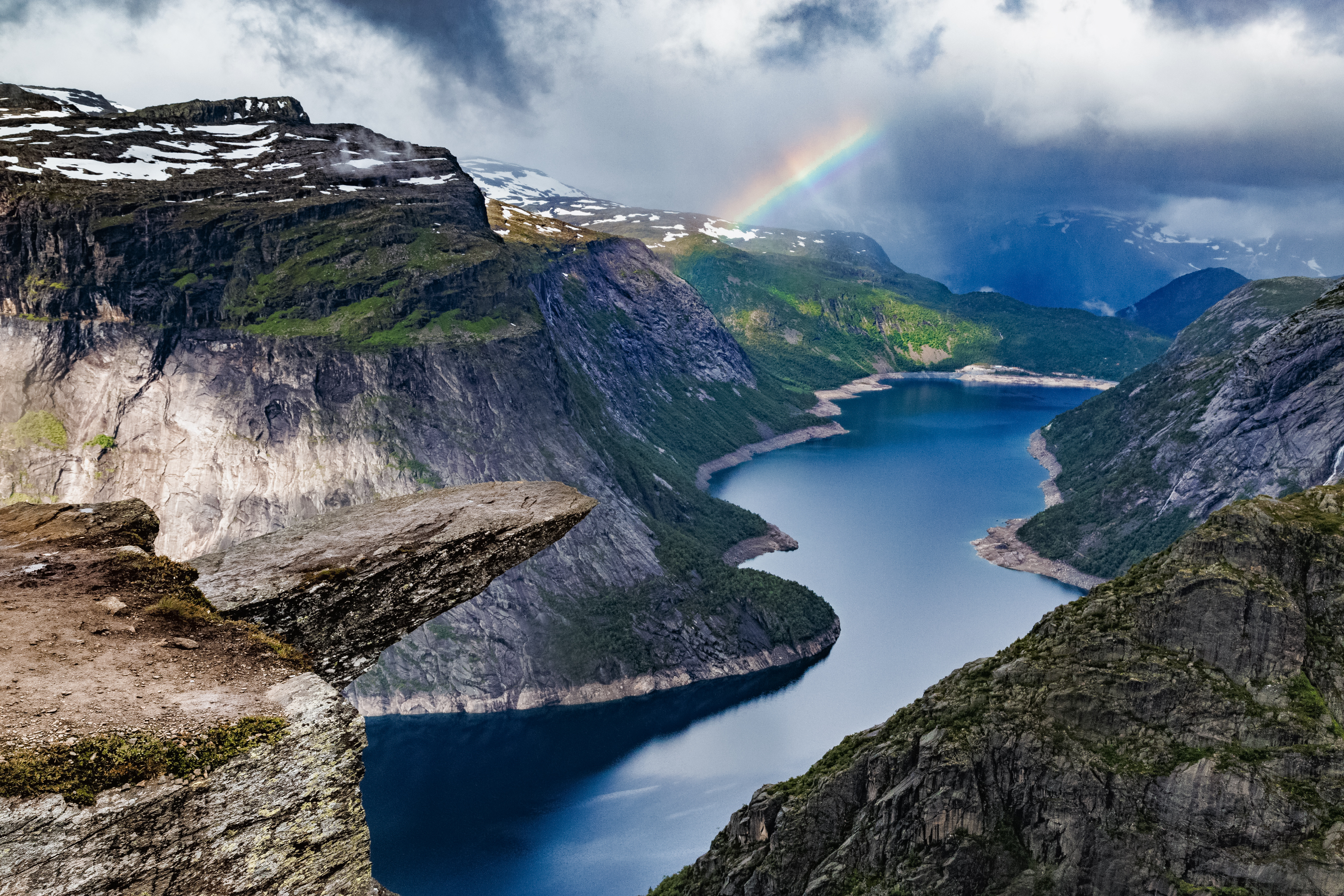 „Езикът на трола“ е скално образование в долината Скегедал, в близост до град Ода в Норвегия. Представлява хоризонтален скален блок, издаден на 700 метра над езерото Рингедалсватнет. По форма наподобява език, откъдето е получил името си. „Езикът на трола“ е едно от най-впечатляващите и повдигащи адреналина места в Норвегия. При ясно време пред вас ще се разкрие изключително красива и незабравима гледка към долината.
