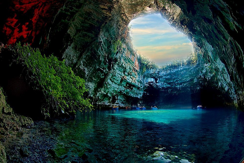 <strong>Пещерата Мелисани, Гърция </strong><br>
<br>
Пещерата Мелисани се намира на остров Кефалония, в близост до курорта Сами. „Таванът“ ѝ е открит, което я прави уникална на Йонийските острови. В гръцката митология Мелисани е била пещерата на нимфите. Представлявало езеро, около което има гъста гора. Пещерата става все по-популярна сред туристите и се организират кратки разходки с лодки.