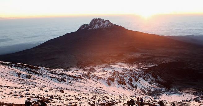 Американката Ан Лоримър установи нов световен рекорд изкачвайки върхът Килиманджаро