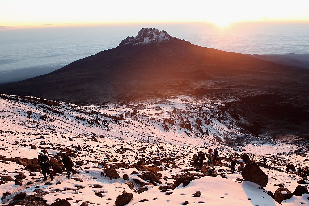 <strong>Килиманджаро </strong><br>
<br>
Килиманджаро е един от най-достъпните гиганти на планетата. Килиманджаро е планински масив в Североизточна Танзания, образуван от три изгаснали вулкана – Шира на запад с надморска височина 3962 м, Мауензи на изток с височина 5149 м и геоложки най-младият Кибо, разположен между тях, чийто най-висок връх Ухуру има височина 5892 метра и е най-високата точка в Африка. Освен като най-високата планина на континента, Килиманджаро е известен и със своята ледникова шапка, която прогресивно намалява от началото на 20 век и е възможно да изчезне напълно през следващите десетилетия.