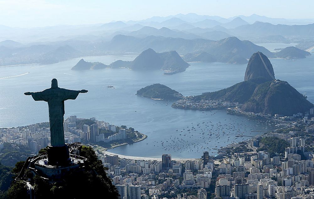 38-метровата статуя на Христос Спасителя с разперени ръце гледа към Рио де Жанейро на атлантическия бряг от хълма Корковаду. Изваяна е от полско-френския скулптор Пол Ландовски, тежи над 1000 тона и е изградена на части във Франция, които впоследствие били докарани с кораб в Бразилия. Статуята е тържествено открита на 12 октомври 1931 г.