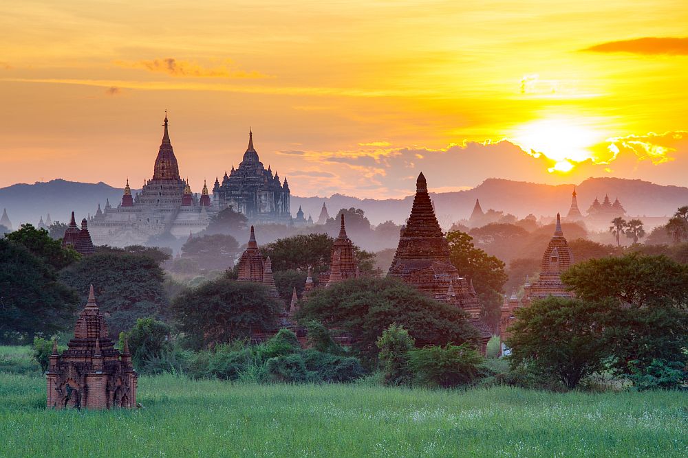 <strong>Баган, Мианмар </strong><br>
<br>
Баган е град в Бирма (Мианмар) в област Мандалай. Намира се в средните сухи равнини на страната, разположен на източния бряг на река Иравади. Баган е град с исторически статут, тъй като е бил столица на древното царство Баган, съществувало през XI в. На мястото на древния град в Баган днес има археологическа зона с хиляди древни храмове, пагоди, будистки манастири и ступи.