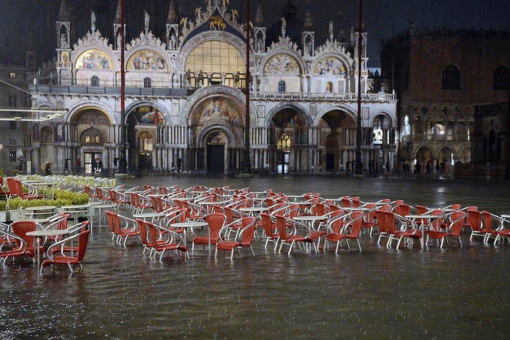 В резултат на лошото време почти една трета от историческия център на Венеция се оказа под вода. На редица места нивото на водата достигна 199 сантиметра. Средното ниво на покачването на водата в града е 119 сантиметра, а за критично се смята ниво от 120 сантиметра