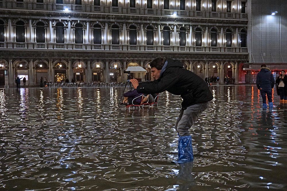В резултат на лошото време почти една трета от историческия център на Венеция се оказа под вода. На редица места нивото на водата достигна 199 сантиметра. Средното ниво на покачването на водата в града е 119 сантиметра, а за критично се смята ниво от 120 сантиметра