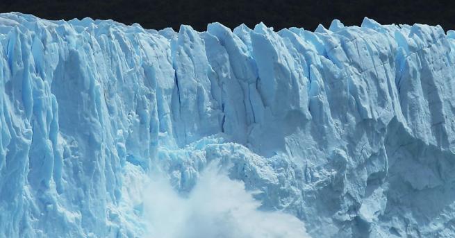 Образуваният от ледника Перито Морено свод в Патагония се счупи