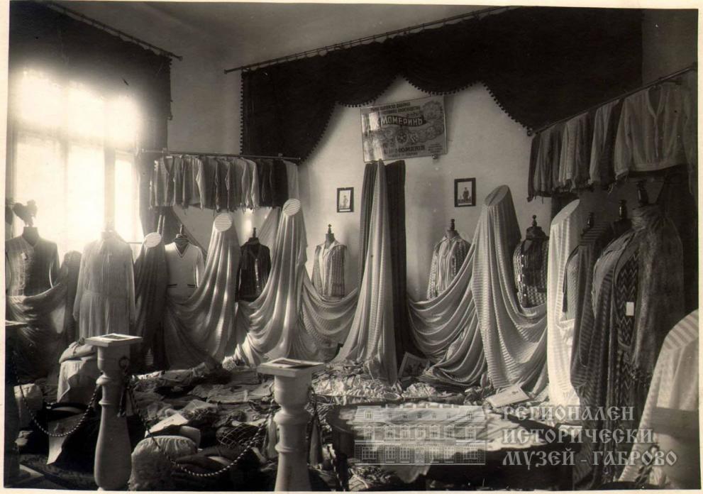 Щанд на Трикотажна фабрика „Андрея Хр. Момерин” на Първата габровска мострена изложба 1927 г.