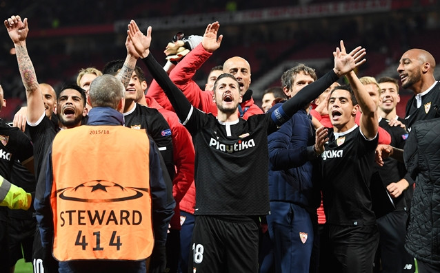 Футболистите на Севиля отпразнуваха бурно успеха си на Олд Трафорд