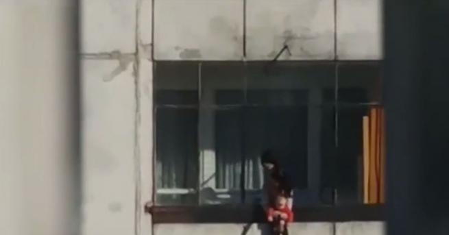 Жена провеси бебе от осмия етаж на блок в София.