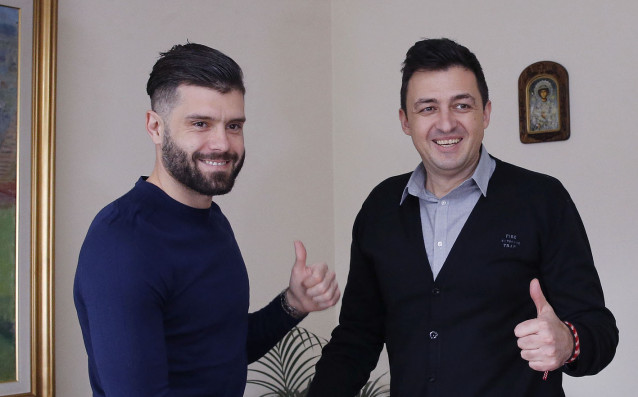 Капитанът на Левски Божидар Митрев подписа нов договор със сините