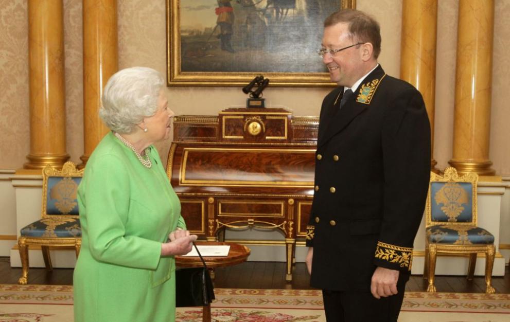 Кралица Елизабет II и Александър Яковенко в Бъкингамския дворец през 2011 г.