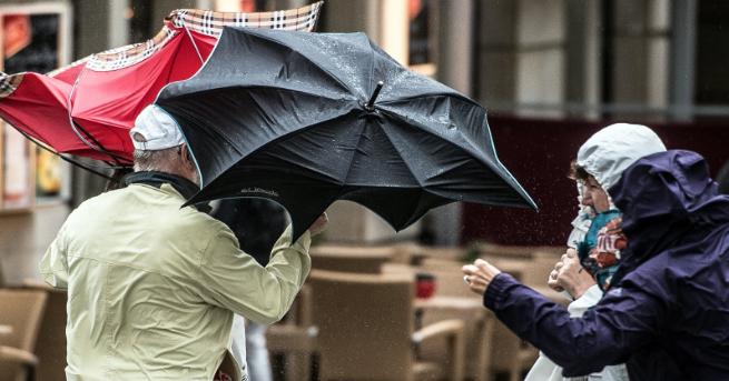 Предупреждение за силен южен вятър е в сила за почти