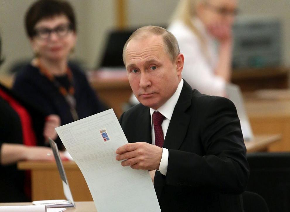  Путин гласоподава на президентските избори 