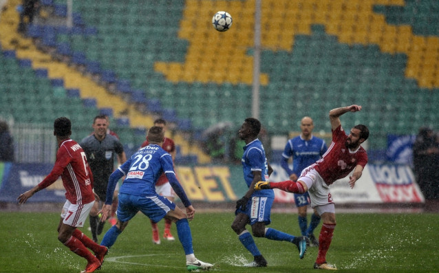 ЦСКА и Левски играят при изключителни тежки условия на стадион