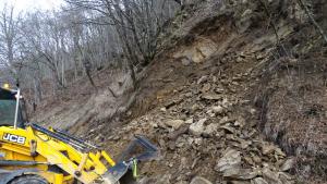 Скали се свлякоха върху едната лента на пътя град Рила