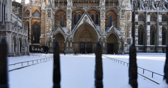 Прахът на световноизвестния британски физик Стивън Хокинг ще бъде положен